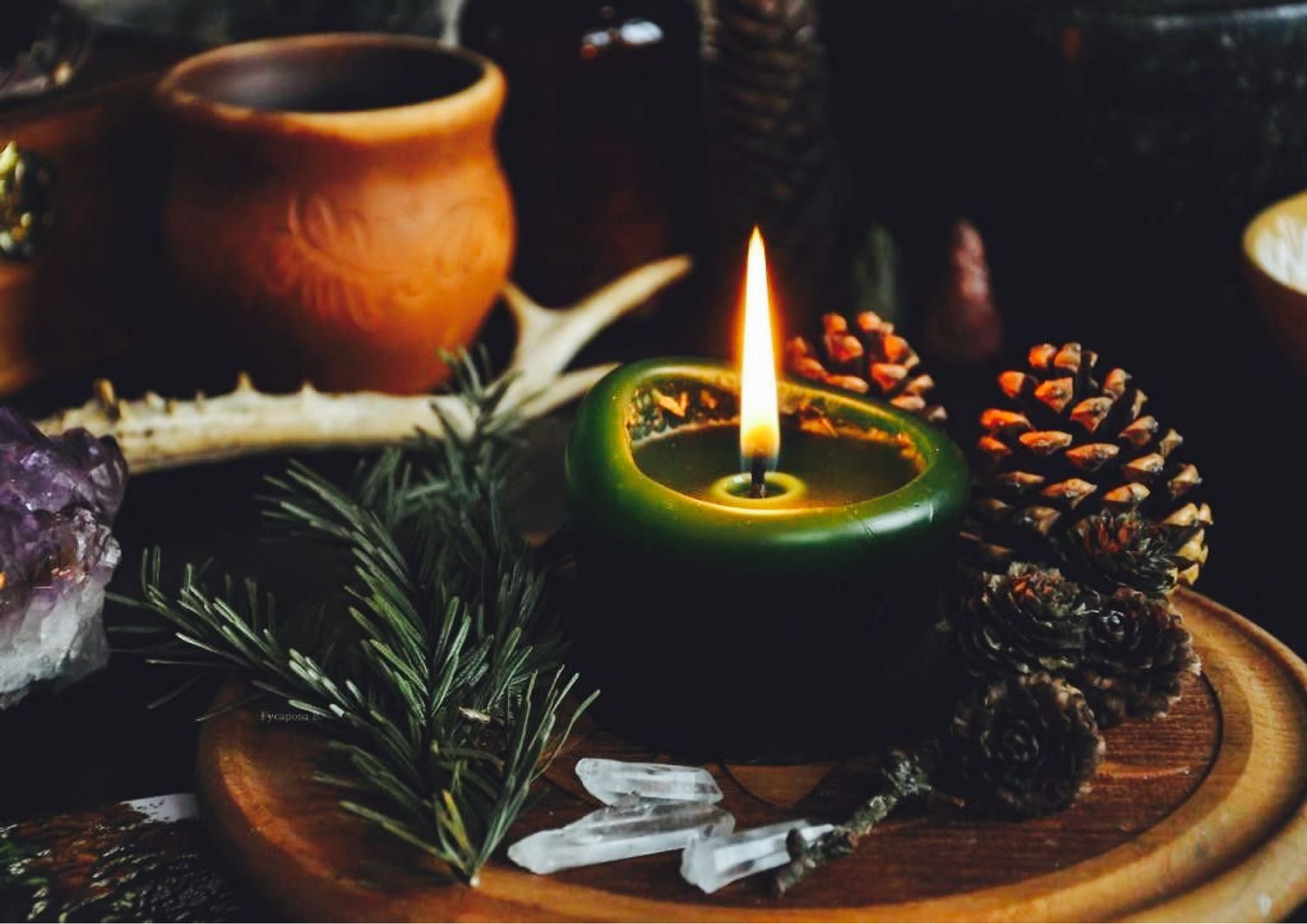 Магия свечей ритуалы. Новогодняя свеча. Магические свечи. Колдовские свечи. Магический ритуал.